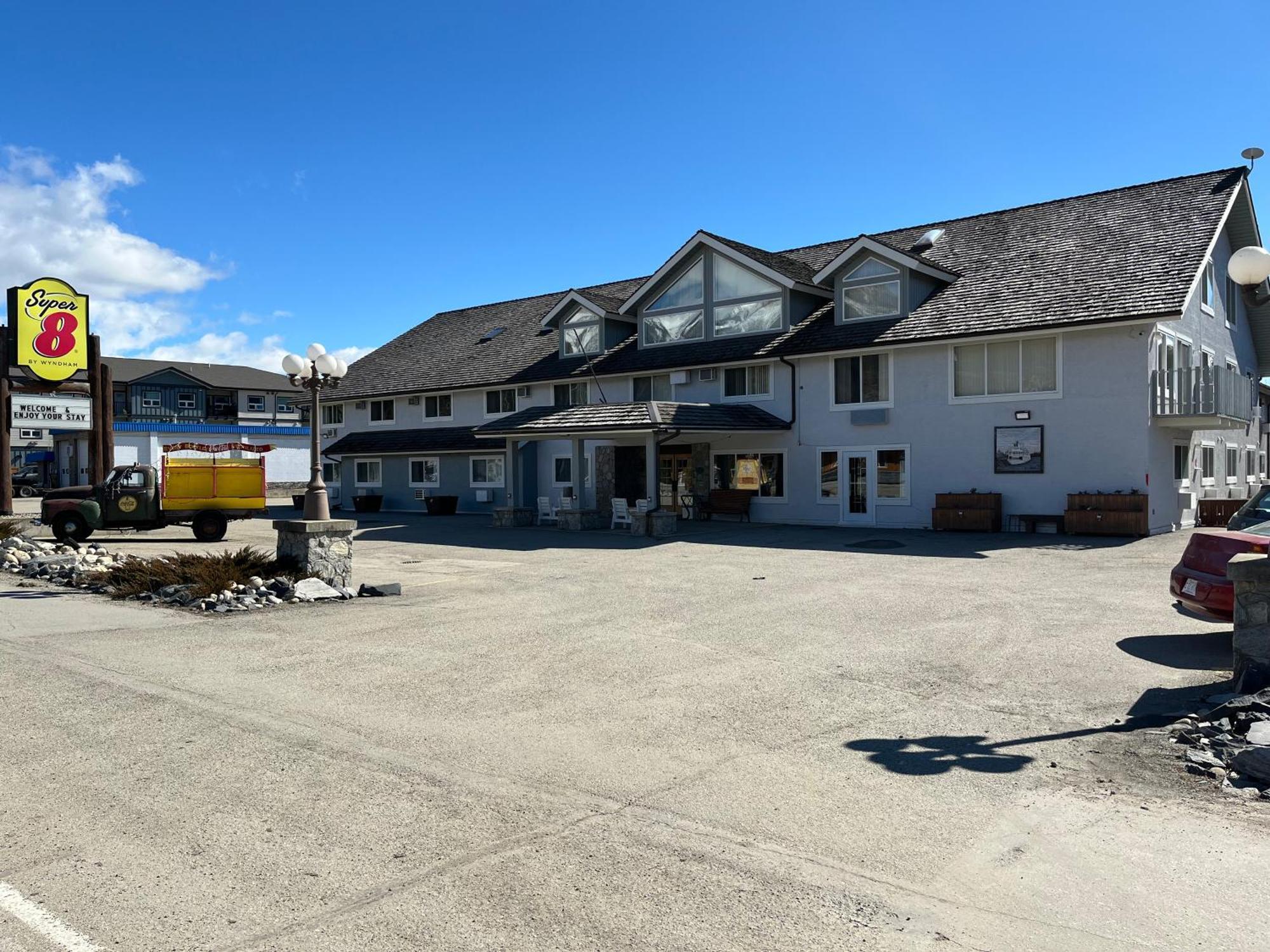 Super 8 By Wyndham Valemount Hotel Exterior photo